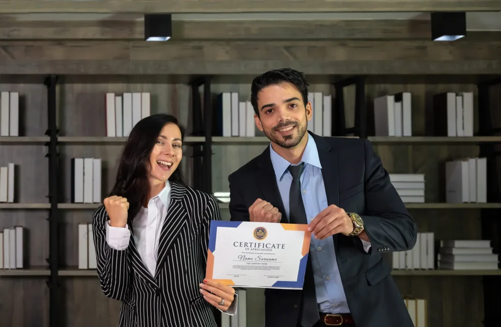Participantes recebendo certificado de conclusão de curso